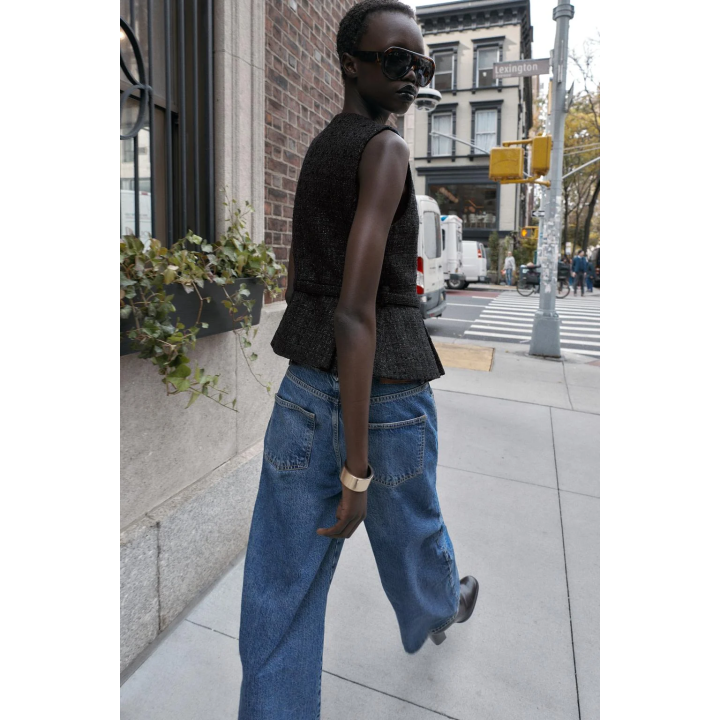 ЖИЛЕТ ИЗ РЕЛЬЕФНОЙ ТКАНИ С РЕМНЕМ И БЛЕСТЯЩЕЙ НИТЬЮ