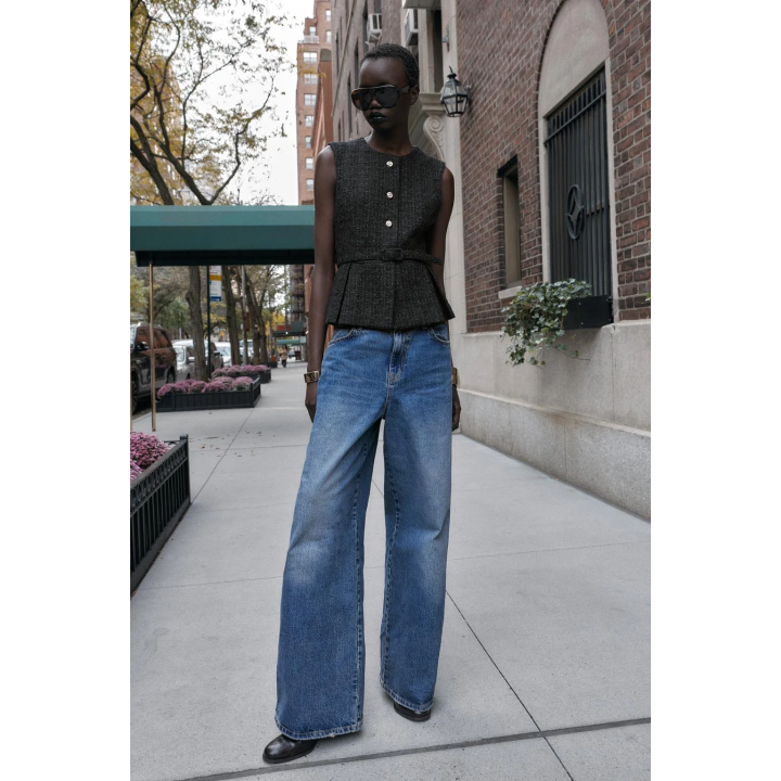 ЖИЛЕТ ИЗ РЕЛЬЕФНОЙ ТКАНИ С РЕМНЕМ И БЛЕСТЯЩЕЙ НИТЬЮ