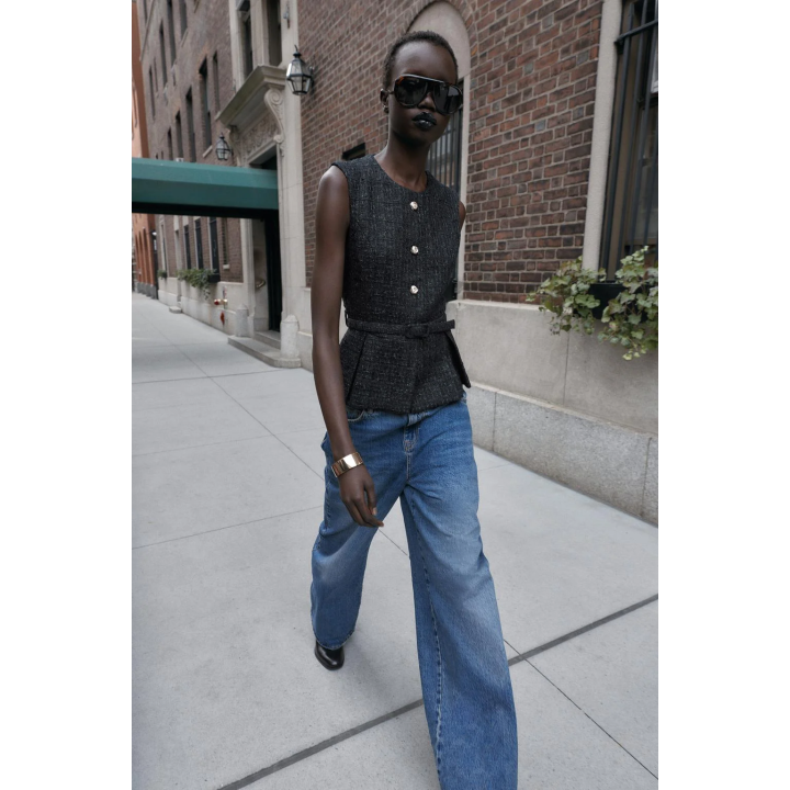 ЖИЛЕТ ИЗ РЕЛЬЕФНОЙ ТКАНИ С РЕМНЕМ И БЛЕСТЯЩЕЙ НИТЬЮ