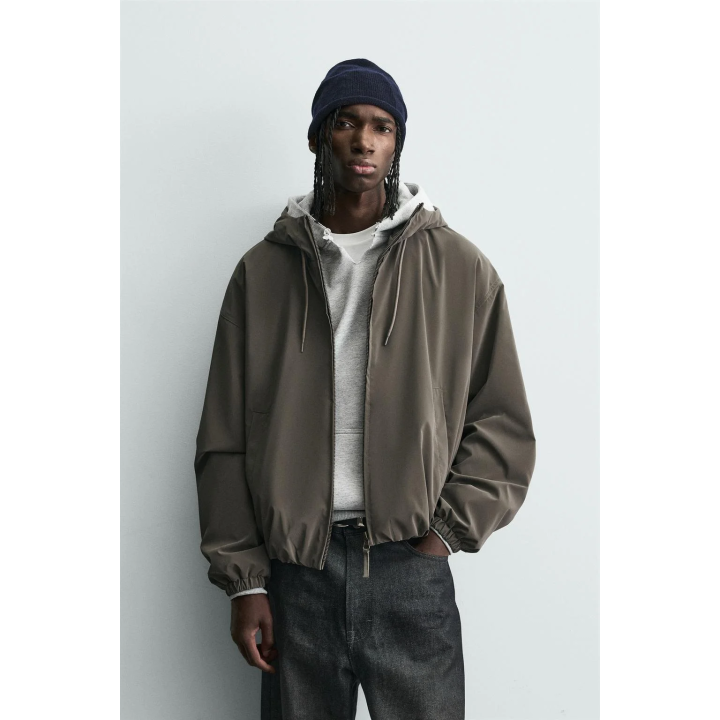 КУРТКА ИЗ ВЫСОКОТЕХНОЛОГИЧНОЙ ТКАНИ С КАПЮШОНОМ