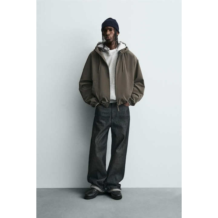 КУРТКА ИЗ ВЫСОКОТЕХНОЛОГИЧНОЙ ТКАНИ С КАПЮШОНОМ