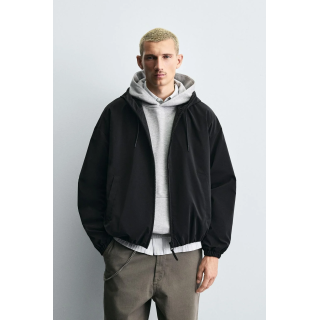 КУРТКА ИЗ ВЫСОКОТЕХНОЛОГИЧНОЙ ТКАНИ С КАПЮШОНОМ