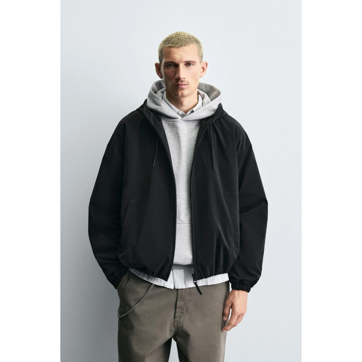 КУРТКА ИЗ ВЫСОКОТЕХНОЛОГИЧНОЙ ТКАНИ С КАПЮШОНОМ