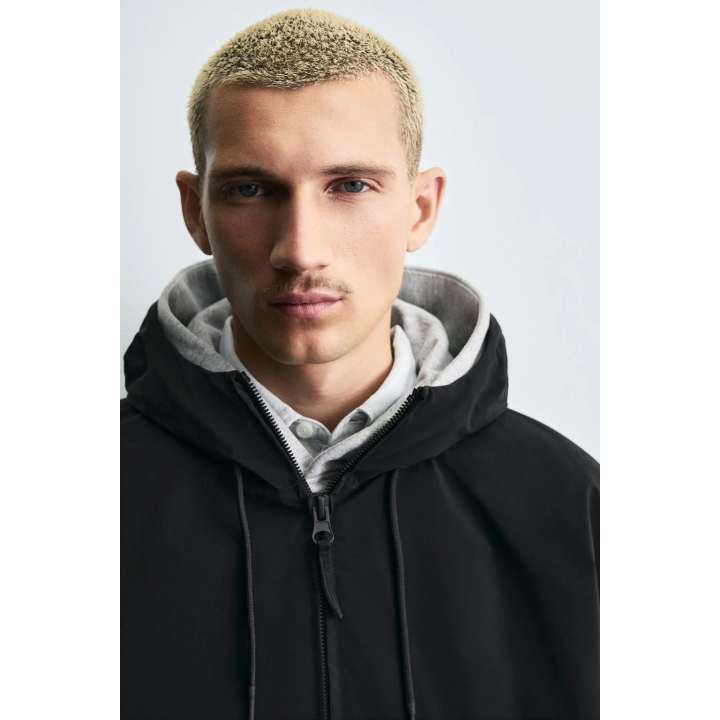 КУРТКА ИЗ ВЫСОКОТЕХНОЛОГИЧНОЙ ТКАНИ С КАПЮШОНОМ