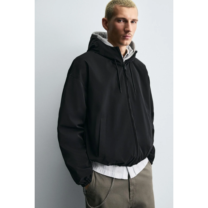 КУРТКА ИЗ ВЫСОКОТЕХНОЛОГИЧНОЙ ТКАНИ С КАПЮШОНОМ