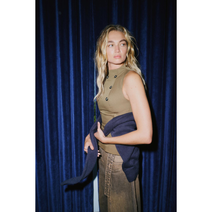 ТОП С ПУГОВИЦАМИ