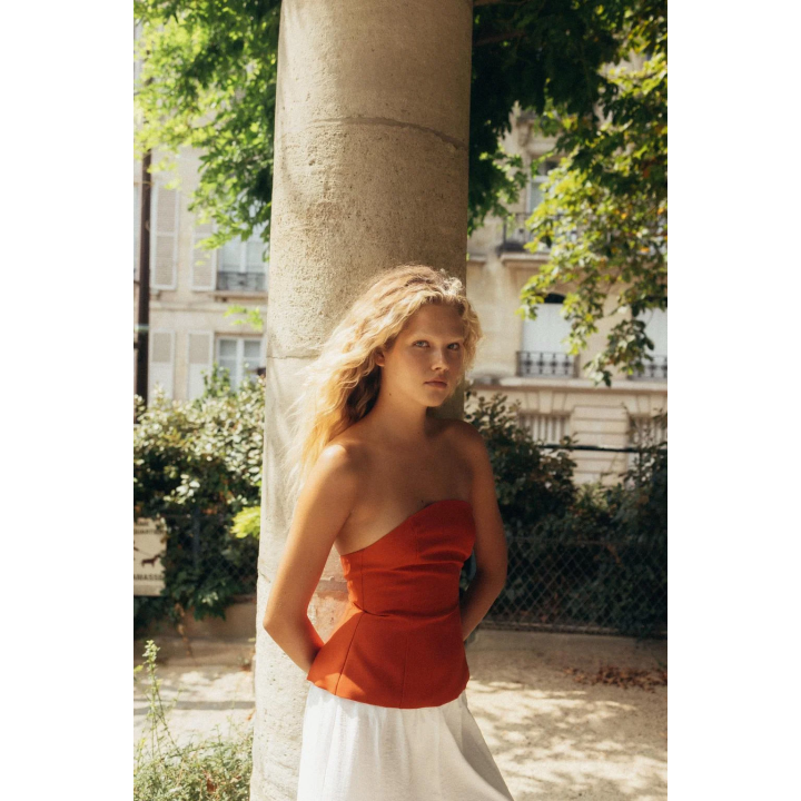 ТОП С ОТКРЫТЫМИ ПЛЕЧАМИ И БАСКОЙ