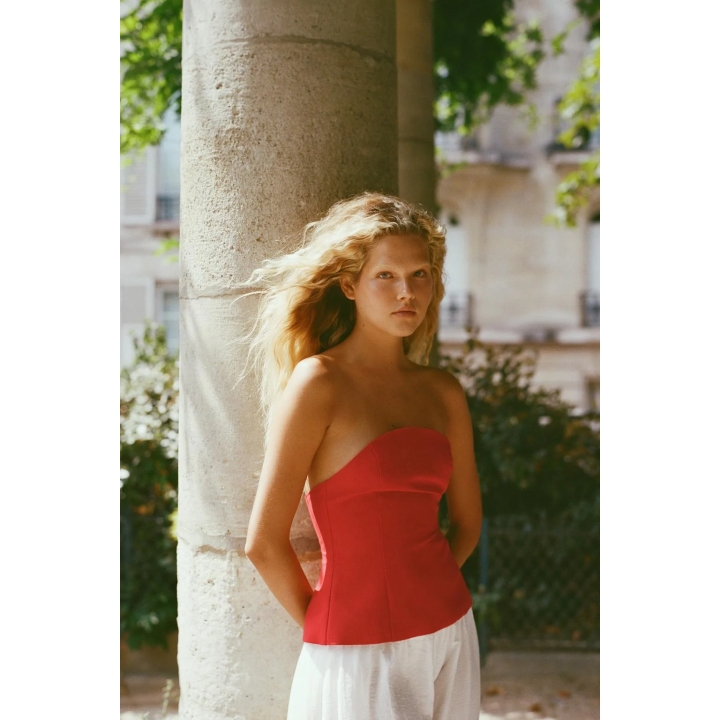 ТОП С ОТКРЫТЫМИ ПЛЕЧАМИ И БАСКОЙ