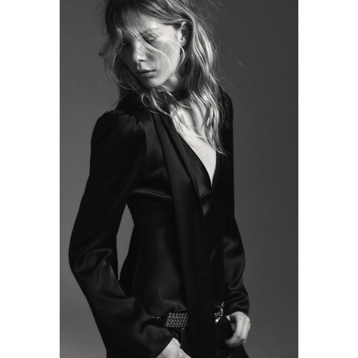 АТЛАСНАЯ РУБАШКА С ШАРФОМ