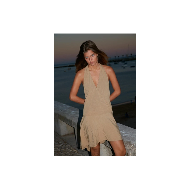 КОРОТКОЕ ПЛАТЬЕ ХАЛТЕР ИЗ СТРУЯЩЕЙСЯ ТКАНИ