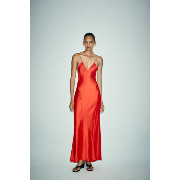 ДЛИННОЕ АТЛАСНОЕ ПЛАТЬЕ С ОТКРЫТОЙ СПИНОЙ