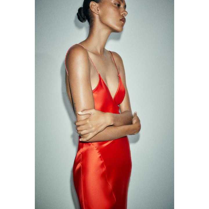 ДЛИННОЕ АТЛАСНОЕ ПЛАТЬЕ С ОТКРЫТОЙ СПИНОЙ