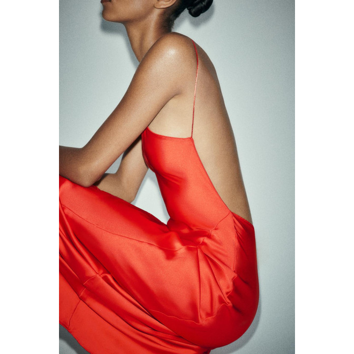 ДЛИННОЕ АТЛАСНОЕ ПЛАТЬЕ С ОТКРЫТОЙ СПИНОЙ