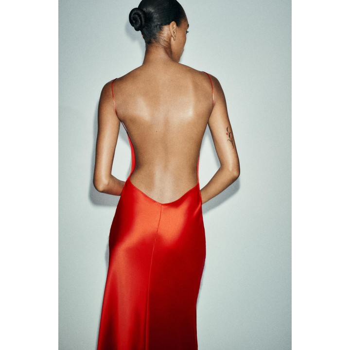 ДЛИННОЕ АТЛАСНОЕ ПЛАТЬЕ С ОТКРЫТОЙ СПИНОЙ