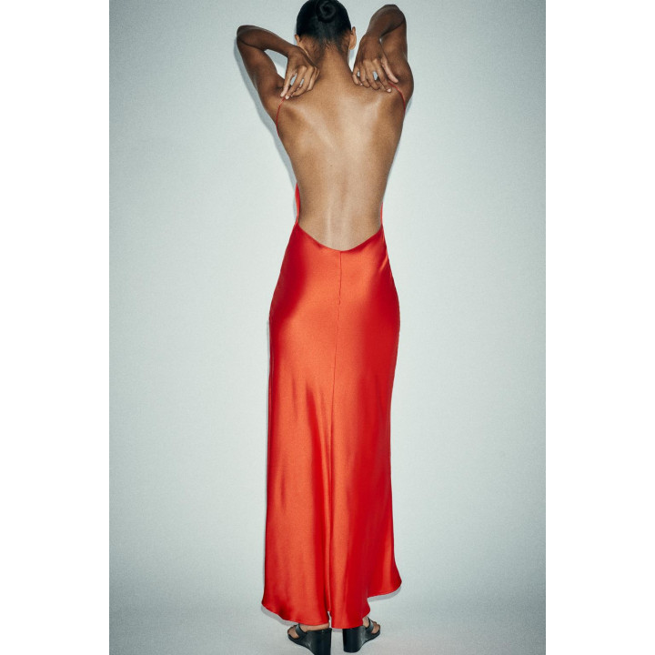 ДЛИННОЕ АТЛАСНОЕ ПЛАТЬЕ С ОТКРЫТОЙ СПИНОЙ