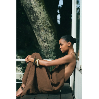 ПЛАТЬЕ ИЗ СТРУЯЩЕЙСЯ ТКАНИ С ГОРЛОВИНОЙ ХАЛТЕР И ОТКРЫТОЙ СПИНОЙ