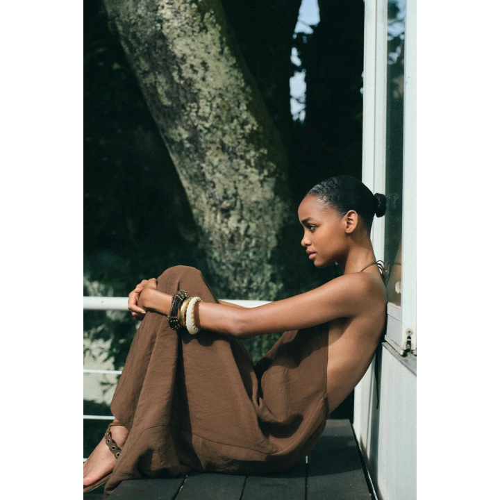 ПЛАТЬЕ ИЗ СТРУЯЩЕЙСЯ ТКАНИ С ГОРЛОВИНОЙ ХАЛТЕР И ОТКРЫТОЙ СПИНОЙ