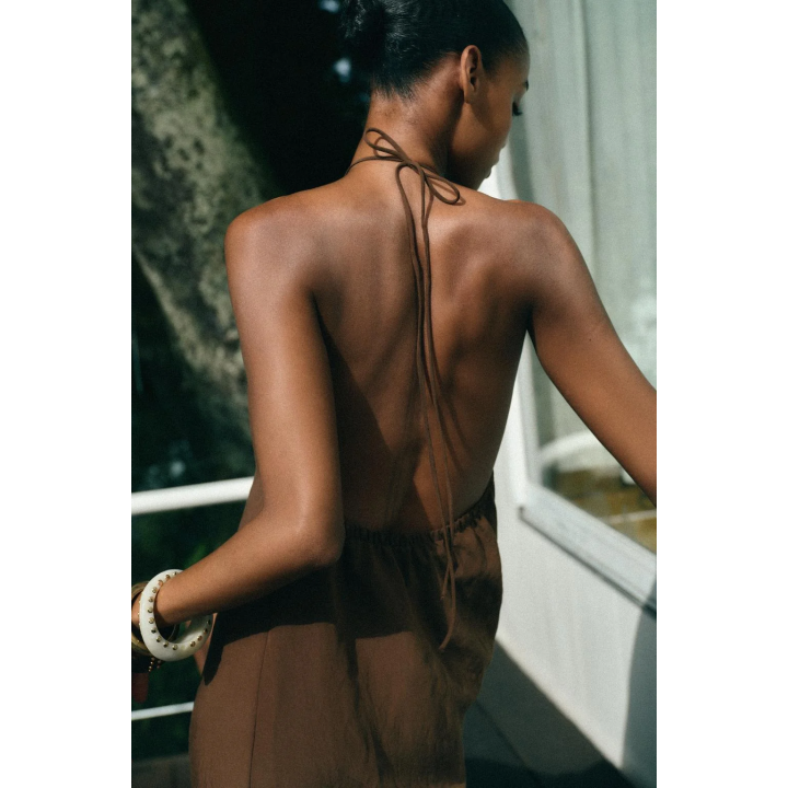 ПЛАТЬЕ ИЗ СТРУЯЩЕЙСЯ ТКАНИ С ГОРЛОВИНОЙ ХАЛТЕР И ОТКРЫТОЙ СПИНОЙ