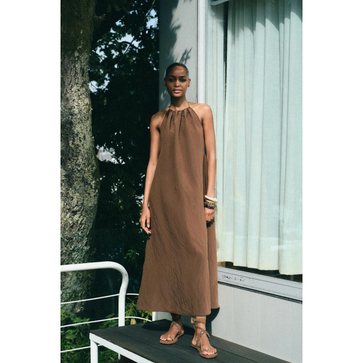 ПЛАТЬЕ ИЗ СТРУЯЩЕЙСЯ ТКАНИ С ГОРЛОВИНОЙ ХАЛТЕР И ОТКРЫТОЙ СПИНОЙ