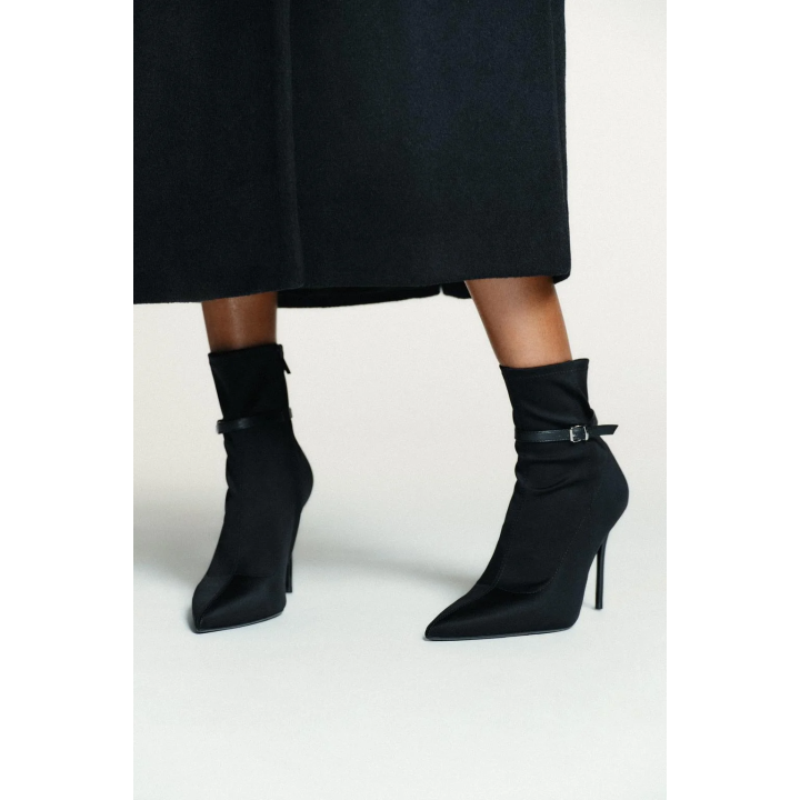 БОТИЛЬОНЫ НА ВЫСОКОМ КАБЛУКЕ С ПРЯЖКОЙ