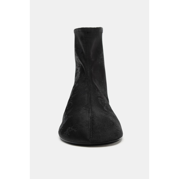 АТЛАСНЫЕ БОТИНКИ НА ПЛОСКОЙ ПОДОШВЕ