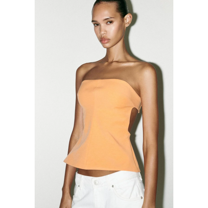 ТОП С ДЕКОРАТИВНЫМ ВЫРЕЗОМ БЕЗ БРЕТЕЛЕЙ