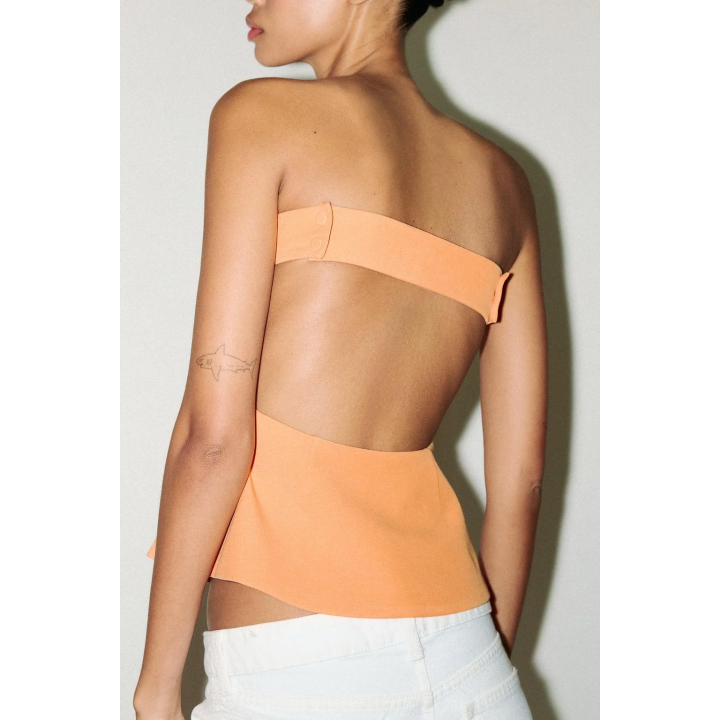 ТОП С ДЕКОРАТИВНЫМ ВЫРЕЗОМ БЕЗ БРЕТЕЛЕЙ