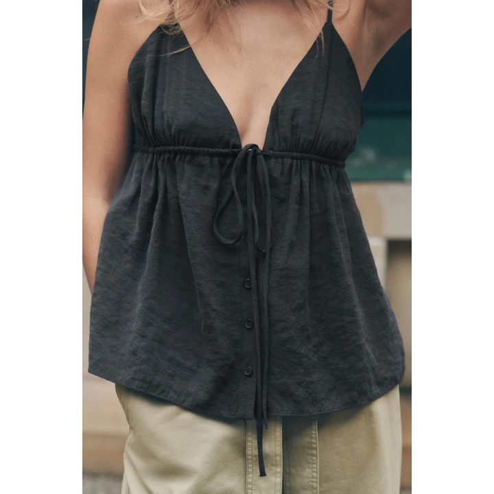 ТОП ИЗ СТРУЯЩЕЙСЯ ТКАНИ НА БРЕТЕЛЯХ