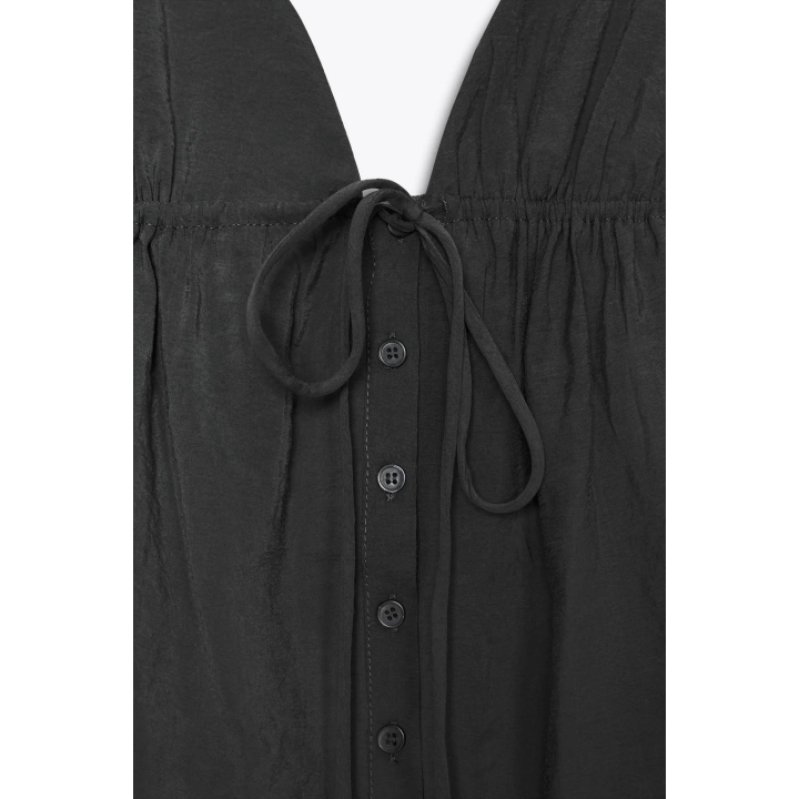 ТОП ИЗ СТРУЯЩЕЙСЯ ТКАНИ НА БРЕТЕЛЯХ