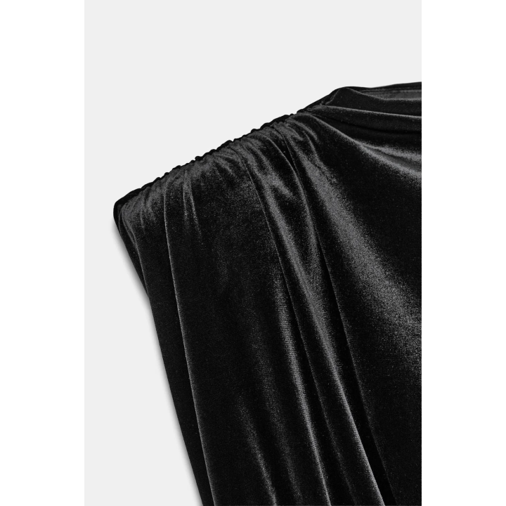 КОРОТКОЕ БАРХАТНОЕ ПЛАТЬЕ С ПОДПЛЕЧНИКАМИ