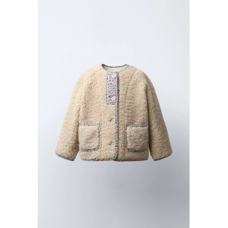 КУРТКА ИЗ ИСКУССТВЕННОЙ ОВЧИНЫ С ЦВЕТОЧНОЙ ОКАНТОВКОЙ