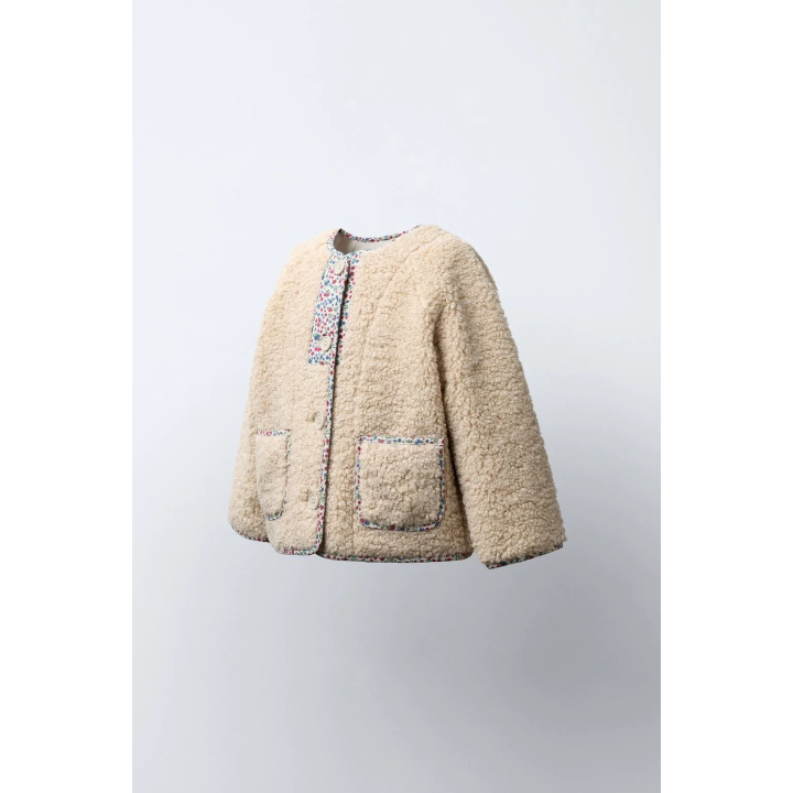 КУРТКА ИЗ ИСКУССТВЕННОЙ ОВЧИНЫ С ЦВЕТОЧНОЙ ОКАНТОВКОЙ