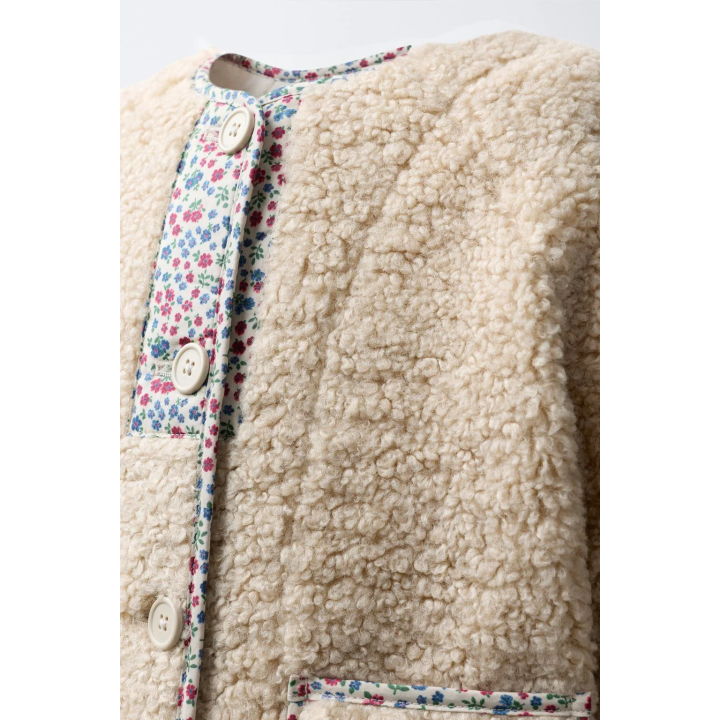 КУРТКА ИЗ ИСКУССТВЕННОЙ ОВЧИНЫ С ЦВЕТОЧНОЙ ОКАНТОВКОЙ