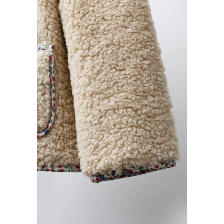 КУРТКА ИЗ ИСКУССТВЕННОЙ ОВЧИНЫ С ЦВЕТОЧНОЙ ОКАНТОВКОЙ