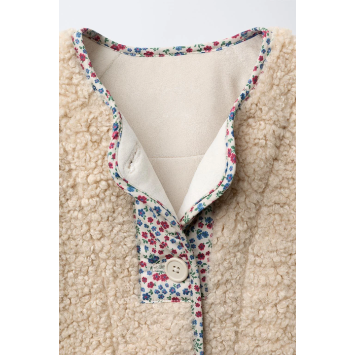 КУРТКА ИЗ ИСКУССТВЕННОЙ ОВЧИНЫ С ЦВЕТОЧНОЙ ОКАНТОВКОЙ