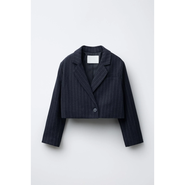 УКОРОЧЕННЫЙ БЛЕЙЗЕР В ТОНКУЮ ПОЛОСКУ