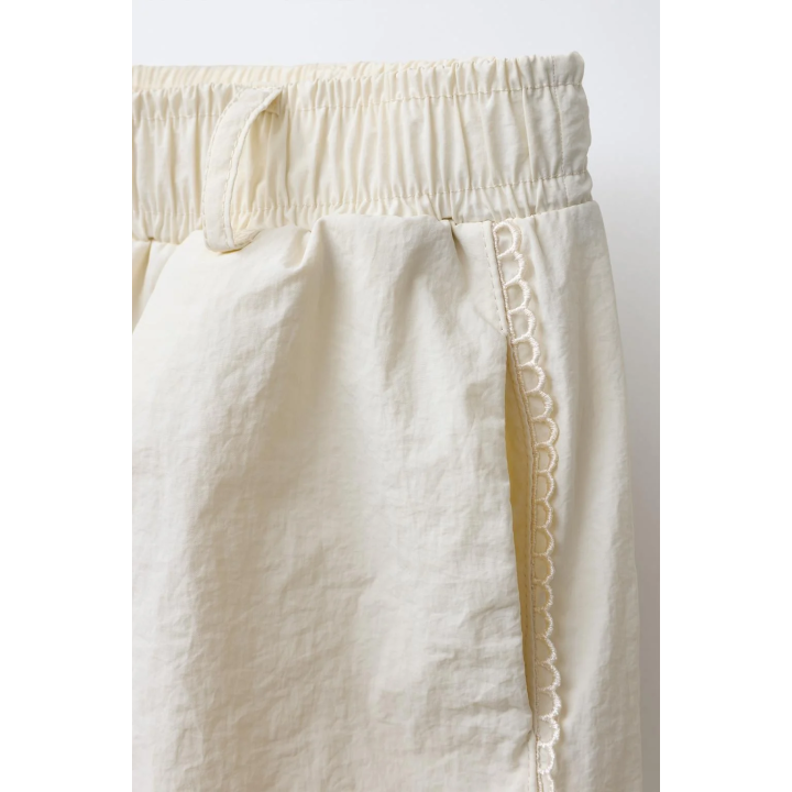 ПРЯМЫЕ БРЮКИ ИЗ НЕЙЛОНА С КОНТРАСТНОЙ ОТДЕЛКОЙ