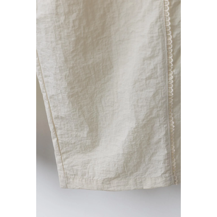 ПРЯМЫЕ БРЮКИ ИЗ НЕЙЛОНА С КОНТРАСТНОЙ ОТДЕЛКОЙ