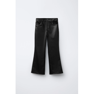 РАСКЛЕШЕННЫЕ БРЮКИ ИЗ ИСКУССТВЕННОЙ КОЖИ С ЗАКЛЕПКАМИ