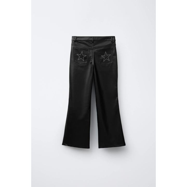 РАСКЛЕШЕННЫЕ БРЮКИ ИЗ ИСКУССТВЕННОЙ КОЖИ С ЗАКЛЕПКАМИ