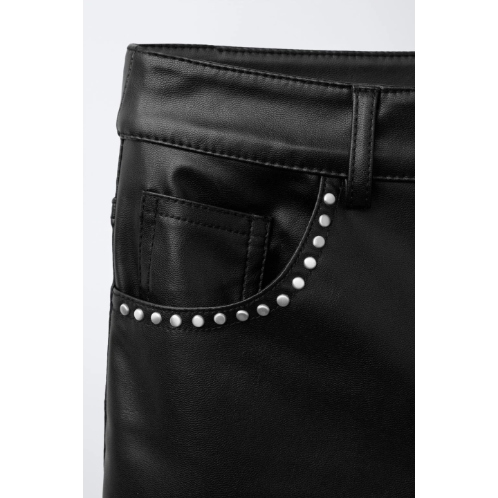 РАСКЛЕШЕННЫЕ БРЮКИ ИЗ ИСКУССТВЕННОЙ КОЖИ С ЗАКЛЕПКАМИ