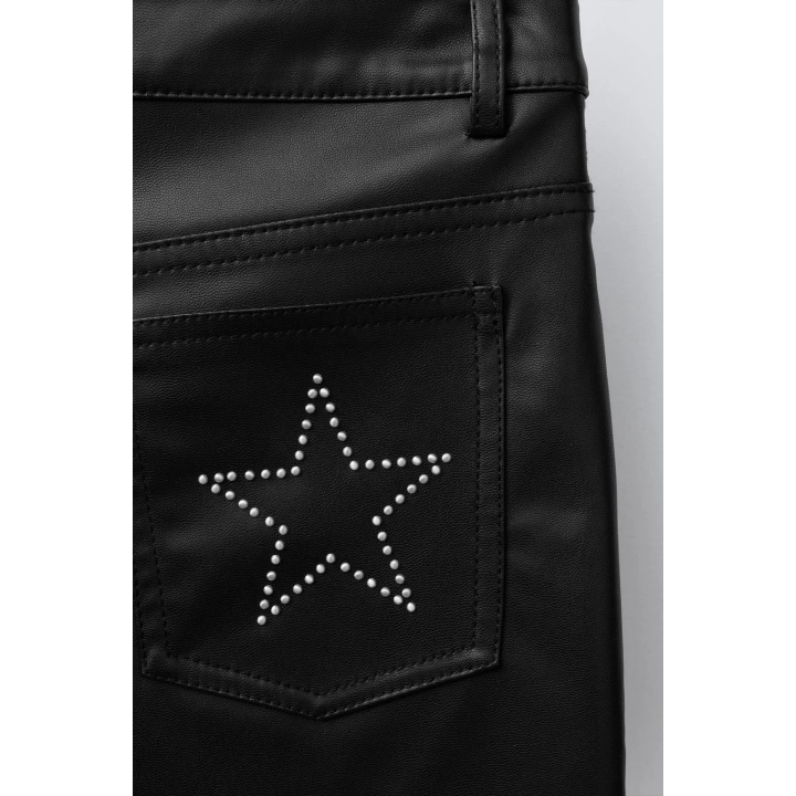 РАСКЛЕШЕННЫЕ БРЮКИ ИЗ ИСКУССТВЕННОЙ КОЖИ С ЗАКЛЕПКАМИ