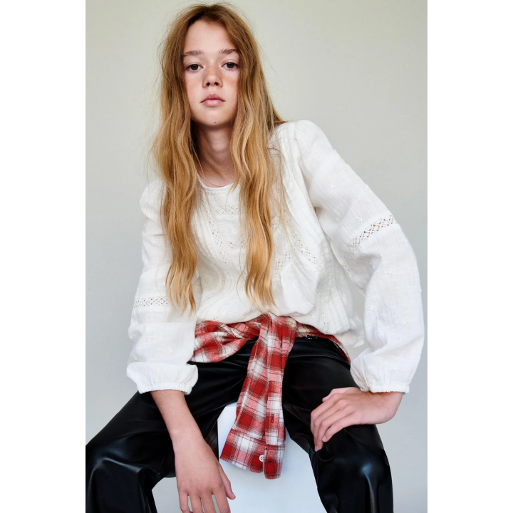 РАСКЛЕШЕННЫЕ БРЮКИ ИЗ ИСКУССТВЕННОЙ КОЖИ С ЗАКЛЕПКАМИ