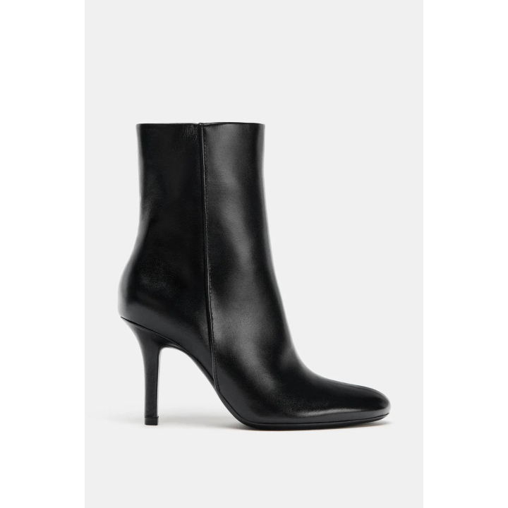 КОЖАНЫЕ БОТИЛЬОНЫ НА ВЫСОКОМ КАБЛУКЕ