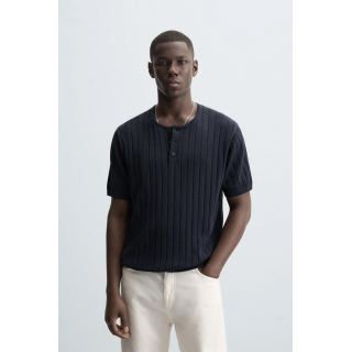 ТРИКОТАЖНАЯ ФУТБОЛКА С ПУГОВИЦАМИ НА ВОРОТНИКЕ