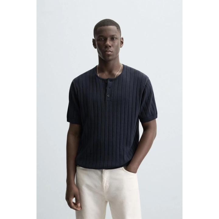 ТРИКОТАЖНАЯ ФУТБОЛКА С ПУГОВИЦАМИ НА ВОРОТНИКЕ