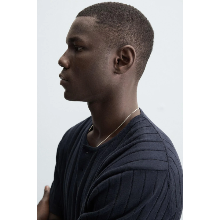 ТРИКОТАЖНАЯ ФУТБОЛКА С ПУГОВИЦАМИ НА ВОРОТНИКЕ