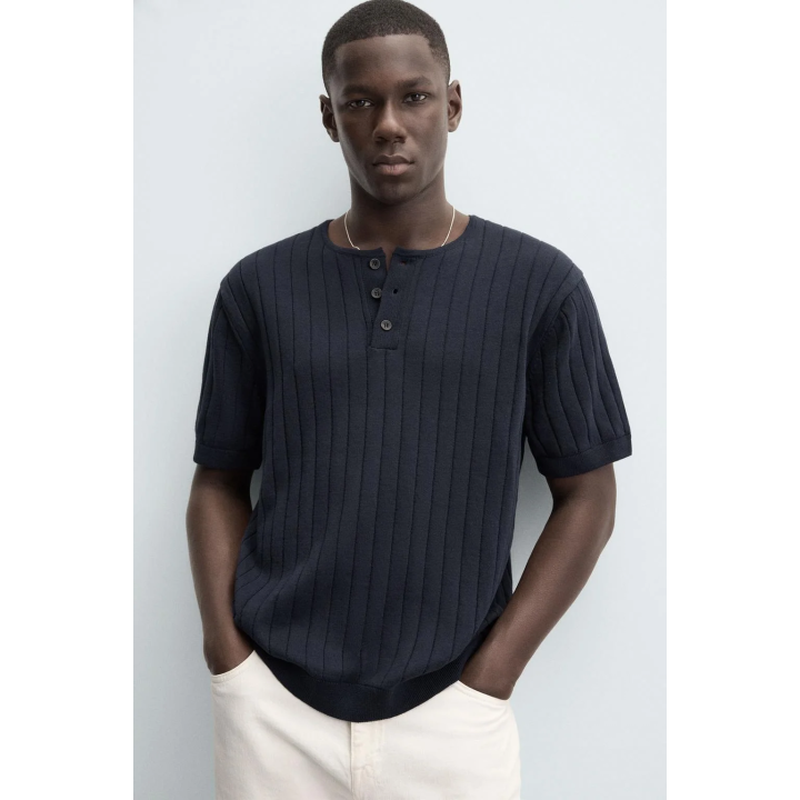 ТРИКОТАЖНАЯ ФУТБОЛКА С ПУГОВИЦАМИ НА ВОРОТНИКЕ