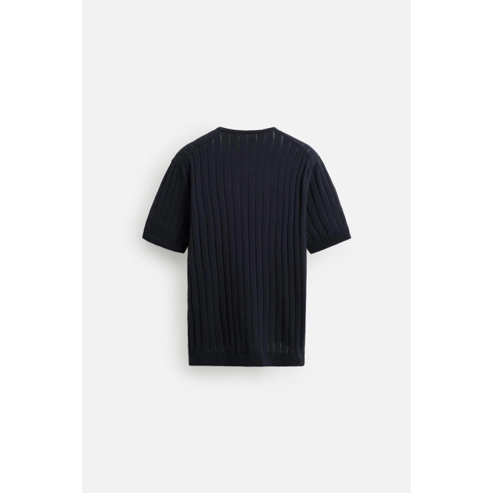 ТРИКОТАЖНАЯ ФУТБОЛКА С ПУГОВИЦАМИ НА ВОРОТНИКЕ