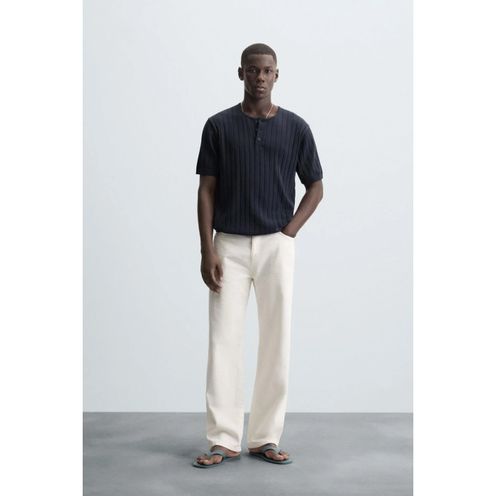 ТРИКОТАЖНАЯ ФУТБОЛКА С ПУГОВИЦАМИ НА ВОРОТНИКЕ